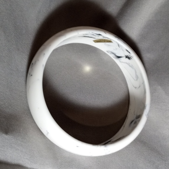 Bracelet hard plastic made to look like marble. - Picture 2 of 5